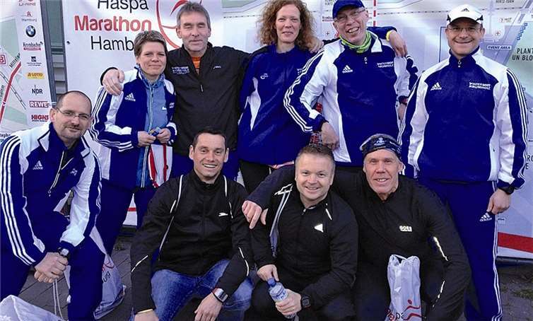 Die erfolgreichen LG´ler in Hamburg. (Vorne v.l.) Harald Müller, Thorsten Schmitt, Guido Paul, Hans Strasas (hinten v.l.) Petra Müller-Peters, Klaus Erler, Anke Schöning, Fred Wehren, Rudi Nick.  privat
