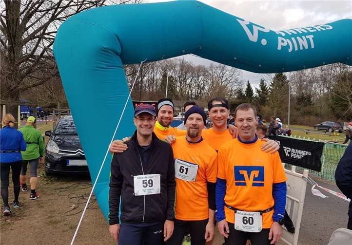 Die erfolgreichen Läufer der Feuerwehr Rheinbach beim Silvesterlauf im Ziel an der Steinbachtalsperre. Feuerwehr Rheinbach