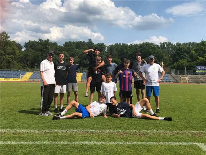 Die erfolgreichen Leichtathleten der Mülheim-Kärlicher Realschule plus an der Römervilla.  Foto: Stefan Lakotta