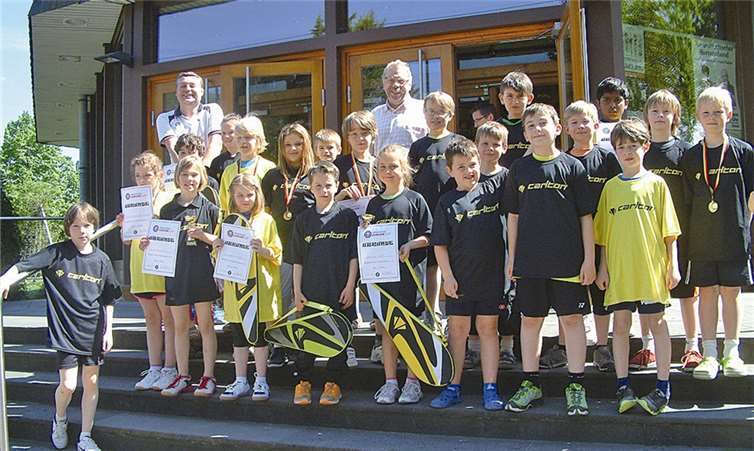 Die erfolgreichen Mädels und Jungs der U9 und U10 mit den Organisatoren Heiko Weinert (l) und Detlef Griesbach. AB