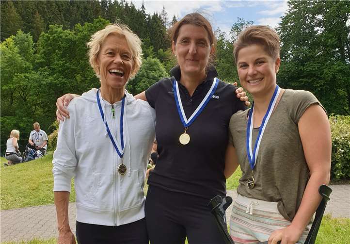 Die erfolgreichen Mastersfrauen hatten allen Grund zur Freude: (v.li.n.re.) Ingrid Henneke, Anke Gilleßen und Justine Sensmeyer. Foto: privat