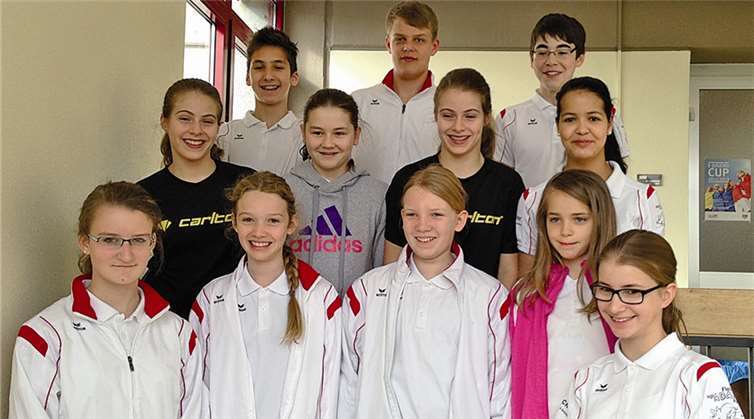 Die erfolgreichen Mendiger Starter: (V.l.v.) Alina Breuer, Vivian Wölwer, Alina Frevel, Emilie Vordemvenne, Theresa Kopp; (h.v.l.) Antonia Remakulus, Kathrin Forster, Nicola Remakulus, Jasmin Chalgoum; (v.l.h.) Max Schild, Michael Janzen und Martin Palm.  privat