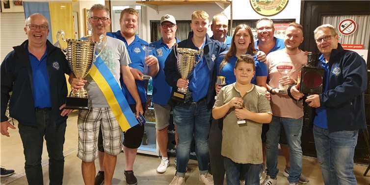 Die erfolgreichen Mitglieder wurden beim Manöver mit Preisen geehrt. Foto: privat