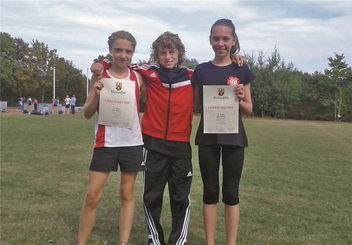 Die erfolgreichen Mittelstreckler von links: Josi Balles, Lucas Raueiser und Sarah Gräf.Privat