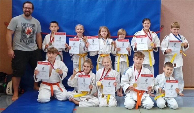 JC Neuwied mit acht neuen Bezirksmeistern Die erfolgreichen Neuwieder Judoka und ihr Betreuer. Hinten v.l.n.r: Robert Rockenfeller, David Burduniuc, Ann-Sophie Lichtenberger, Erik Rockenfeller, Jari Neumeister, Ronja Rockenfeller, Timo Karbach. Vorne v.l.n.r: Elias Grundmann, Sara Ternes, Frida Neumeister, Hendrik Steffes, Mark Zech.  Foto: privat