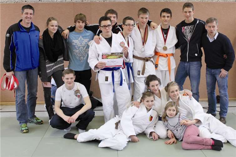 Die erfolgreichen Neuwieder Judokas mit ihren Trainern Thomas Stein (r.) und Markus Klein (l.). privat
