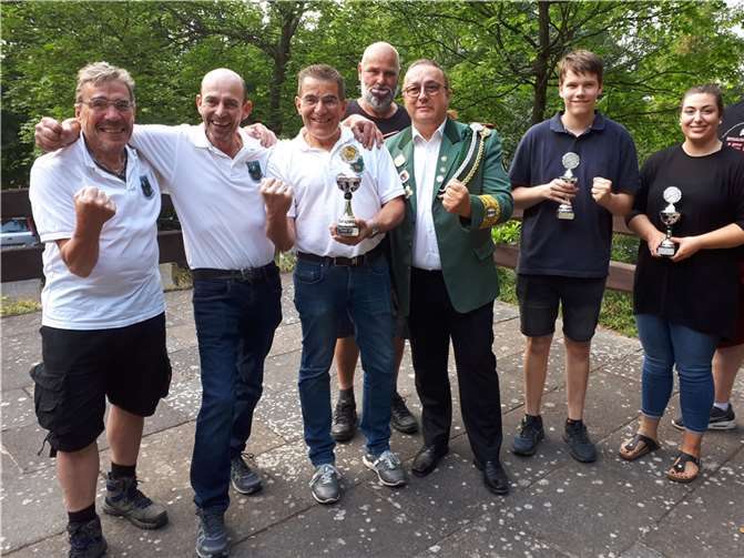 Die erfolgreichen Oberlützinger Schützen sowie Vetreter der platzierten Teams. Foto: privat
