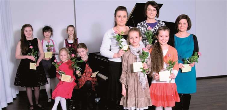 Die erfolgreichen Pianistinnen mit ihren Lehrerinnen. privat