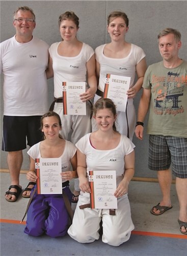 Die erfolgreichen Prüflinge des SV Urmitz mit den Prüfern (v.l.) vorne: Anika Chandoni, Alexandra Stube, hinten: Uwe Schlaus, Prüfer, SV Urmitz; Franziska und Katharina Stube; Markus Klein, Prüfer Judoclub Neuwied.privat