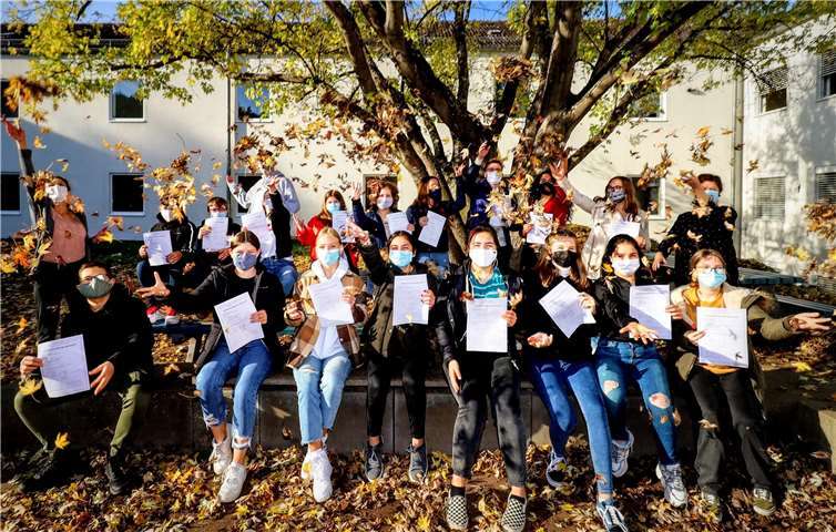 Die erfolgreichen Prüflinge freuen sich mit ihren Lehrerinnen Tanja Hess (links) und Katrin Jäger über ihre Diplome.Foto: privat