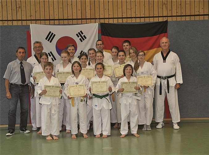 Die erfolgreichen Prüflinge mit Prüfer Herbert Simon und den Trainern Manfred Müller und Michael Becker.privat