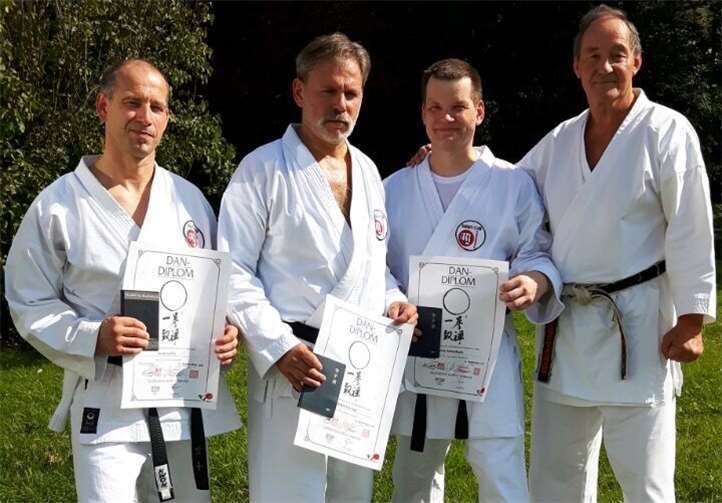 Die erfolgreichen Puderbacher Karatekas (von links): Harald Meffert, Eckhard Fromholz und Georg Achenbach zusammen mit dem Prüfer, Bundestrainer a. D. Günter Mohr.privat
