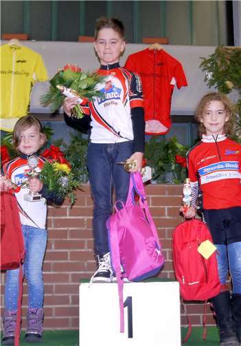 Die erfolgreichen Radsportler des VfB Polch: Franziska Bartsch (links) und Daan Ensenbach (Mitte) bei der Siegerehrung.L. Ensenbach