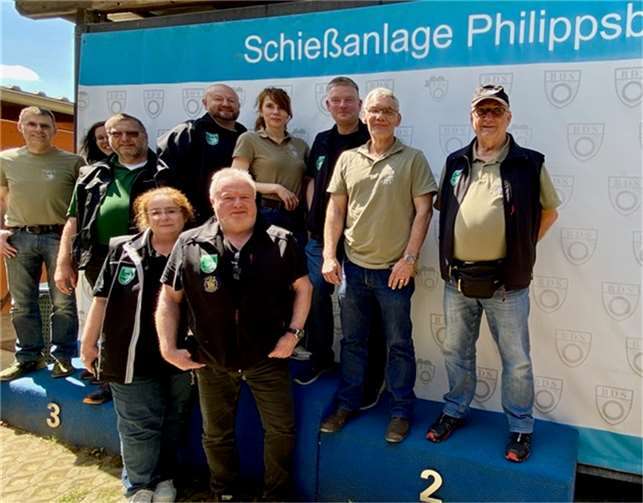 Die erfolgreichen Raubacher Sportschützinnen und Sportschützen: v.li. Benno Kröll, Roxana Karimzad, Dirk Geimer, Maite Kreutzer, Marius Kulosa, Michael Kellner, Kathrin Lehniger, Daniel Maurer, Ingo Franke, Jörg Zimmermann. Foto: Kathrin Lehniger