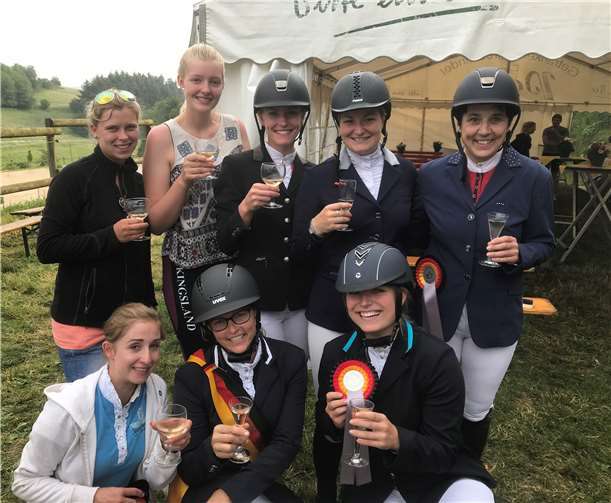 Die erfolgreichen Reiterinnen mit einigen fleißigen Helferinnen, die das Team unterstützt haben.