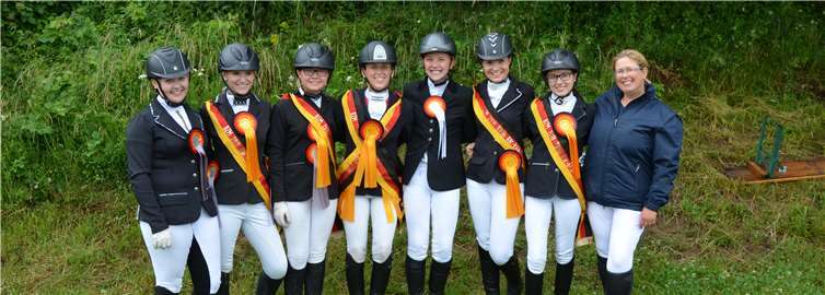 Die erfolgreichen Reiterinnen (von links): Jana Löscher, Kim Breidbach, Lea Mechlinski, Laura Krechel, Celina Keßler, Franziska Laumann und Trainerin Sonja Krechel. Es fehlt Ella Sigl.privat