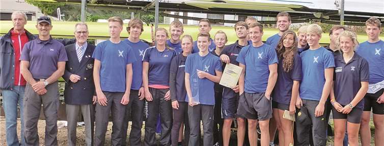 Die erfolgreichen Ruderer: Landestrainer Peter Berger (v.l.), Vereinstrainer Demir Türsan, Präsident Lutz Itschert, Julius Müller, Erich Breitbach, Julia Schüler, Tom Goos, Katharina Lang, Max Glöckner mit Vereinspreis, Niklas Schwab, Lena Reuß, Jonathan Flöthner, Jan Willemsen, Paul Stein, Maximilian Bierwirth, Michaela Dörr, Petra Schallenberger, Philippe Klein, Vorstandsmitglied Dr. Arne Löser, Helena Schäfer und Richard Fuchs. privat