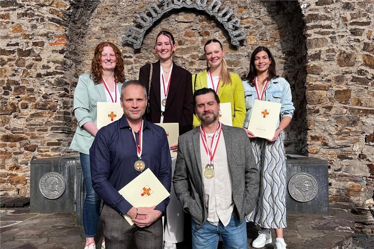 Die erfolgreichen Rudermannschaften nach der Ehrung