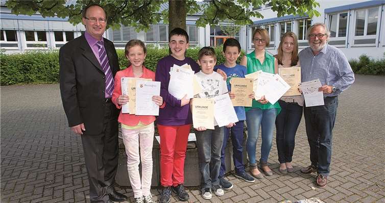 Die erfolgreichen Schüler mit Schulleiter Dr. Klaus Winkler (links) und Kunsterzieher Uwe Langnickel.WT