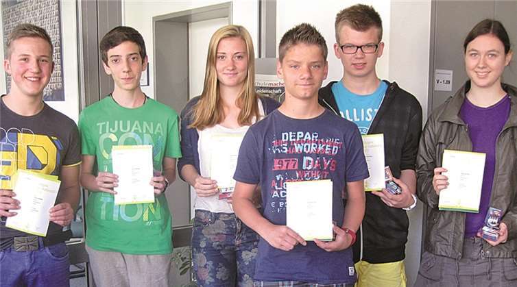 Die erfolgreichen Schüler mit ihren Urkunden. privat