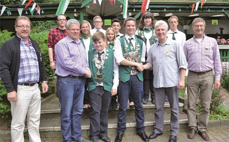 Die erfolgreichen Schüler- und Jungschützen mit ihren Prinzen und den Gratulanten. AB