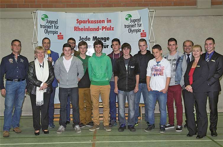 Die erfolgreichen Schüler von der Realschule plus Plaidt sowie Michaela Schneider (2.v.r) und Roman Bach (1.v.r.) von der Kreissparkasse Mayen.privat