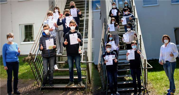 Die erfolgreichen Schüler*innen freuen sich gemeinsam mit der stellvertretenden Schulleiterin Nina Pfeil (rechts) und ihrer betreuenden Lehrerin Sigrid Eberle über die erfolgreiche Teilnahme am Landeswettbewerb Mathematik. Foto: Are-Gymnasium