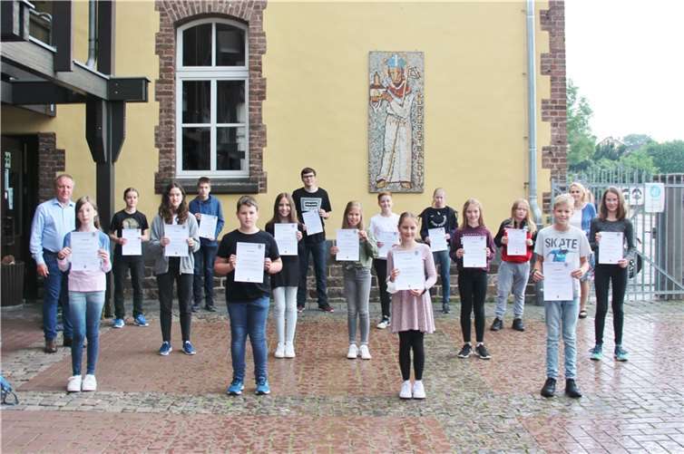 Die erfolgreichen Schülerinnen und Schüler bei der Urkundenübergabe. Foto: KuBa