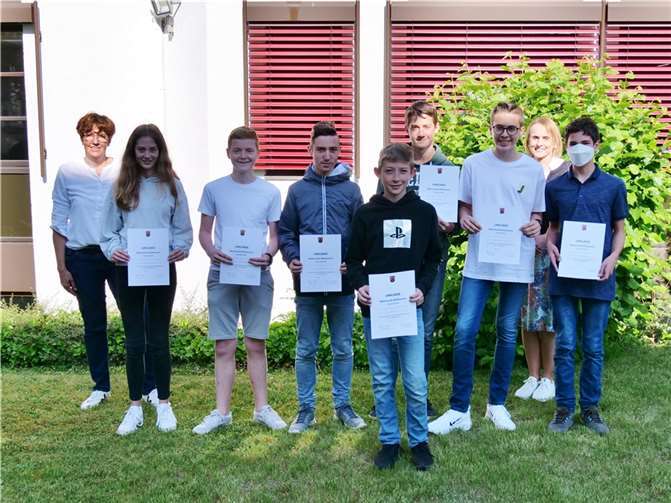 Die erfolgreichen Schülerinnen und Schüler bekamen Urkunden ausgehändigt.  Foto: KuBa