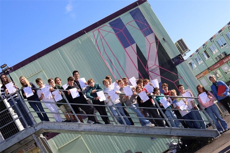 Die erfolgreichen Schülerinnen und Schüler freuen sich gemeinsam mit ihrer betreuenden Lehrerin Sigrid Eberle über die Qualifikation für die 2. Runde der Mathematik-Olympiade