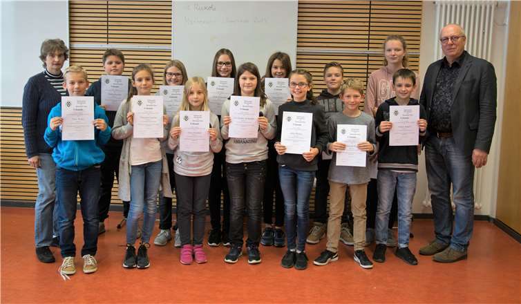 Die erfolgreichen Schülerinnen und Schüler freuen sich gemeinsam mit Schulleiter Heribert Schieler und ihrer betreuenden Lehrerin Sigrid Eberle über die Qualifikation für die 2. Runde der Mathematik-Olympiade. Privat