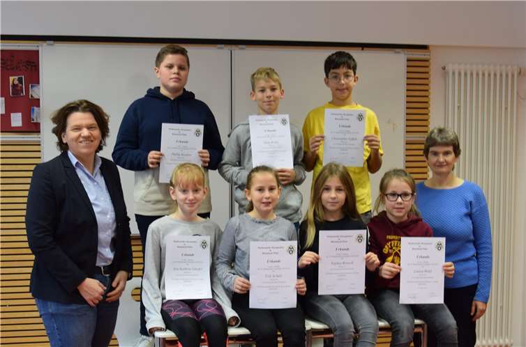 Die erfolgreichen Schülerinnen und Schüler freuen sich gemeinsam mit der stellvertretenden Schulleiterin Nina Pfeil (links) und ihrer betreuenden Lehrerin Sigrid Eberle über die Qualifikation für die 2. Runde der Mathematik-Olympiade. Foto: privat
