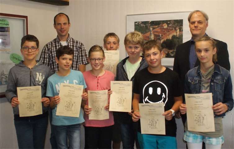 Die erfolgreichen Schülerinnen und Schüler mit Organisator Achim Daiber (links) und Schulleiter Jens Braner. privat