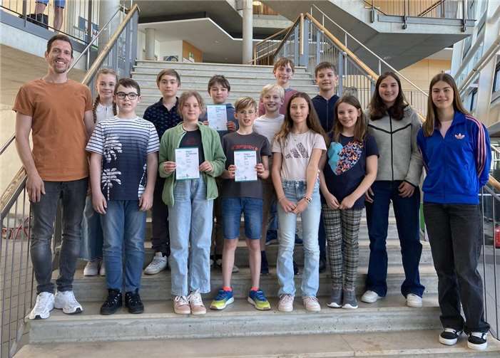 13 Preisträger beim internationalen Mathematik-Wettbewerb Die erfolgreichen Schülerinnen und Schüler mit ihrem betreuenden Mathematik-Lehrer Martin Bell. Foto: privat