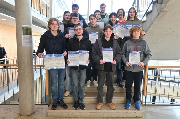 Die erfolgreichen Schülerinnen und Schüler mit ihren betreuenden Lehrern Andrea Karlein und Bartosz Stanski