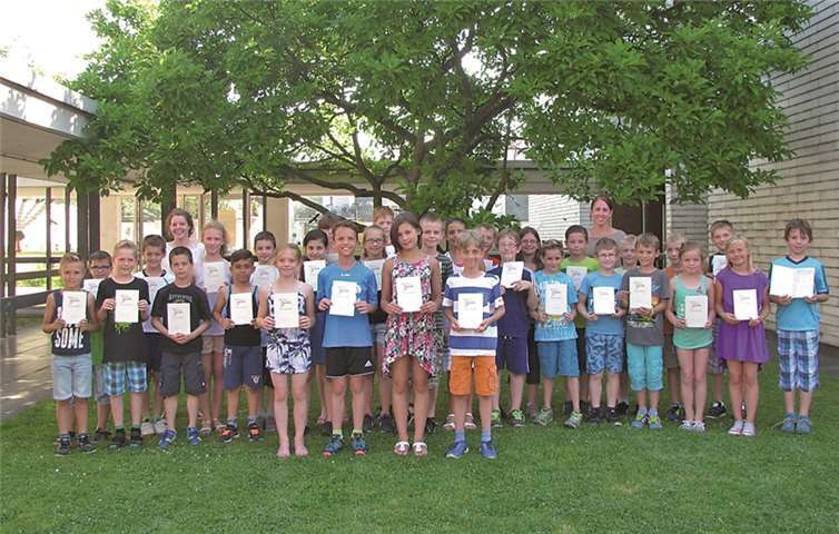 Die erfolgreichen Schülerinnen und Schüler mit ihren Sportlehrerinnen Frau Schäfer (l.) und Frau Mogulkoc. privat