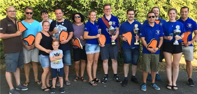 Die erfolgreichen Schützen beim Königsschießen in Dattenberg flankieren die neuen Königspaare Nico Grunwald und Maren Birrenbach sowie Michael und Katharina Brücken. privat