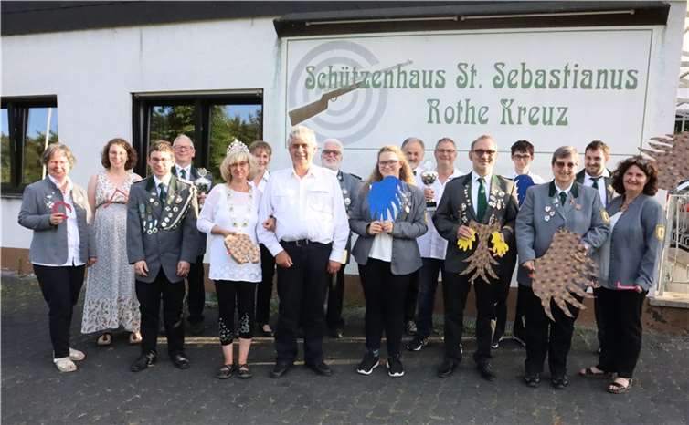 Sabine Becker sichert sich die Königswürde Die erfolgreichen Schützen der Bruderschaft Rothe Kreuz. Foto: privat