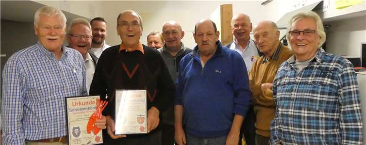 Die erfolgreichen Schützen der Rentnergilde Ockenfels mit ihren Siegern Kurt Pape und Dietrich Kurek-Kurka. Privat