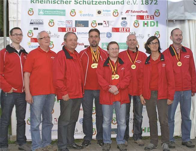 Die erfolgreichen Schützen des Pistolenclubs Sinzig (v.l.n.r): D. Halbe, G. Sterzer, M. Wehmeier, Dr. M. Bartram, Dr. J. Hillerich, E, Ceglowski, E. Höller, B. Obertreis, es fehlen K.-H. Bay, M. Graeff und S. Weinand. privat