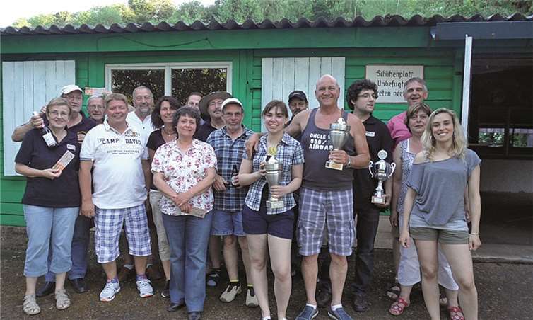 Die erfolgreichen Schützen mit dem Schützenkönigspaar Hoppy Holzem und Jenny Schmitt in der Mitte.privat