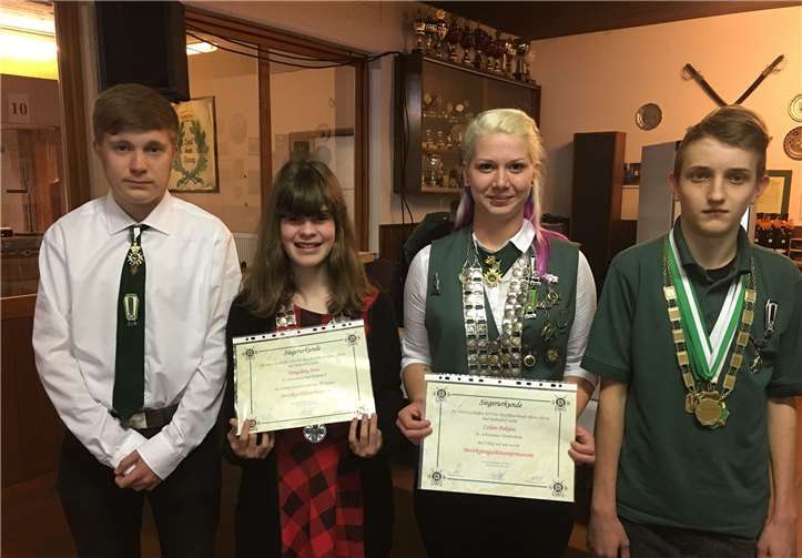 Die erfolgreichen Schützen stellten sich zum Erinnerungsfoto auf (von links): der stellvertretende Bezirks-Schülerprinz Max Offergeld (St. Hubertus Westum, Bezirks-Schülerprinzessin Jana Hengsberg (St. Sebastianus Bad Bodendorf), Bezirks-Jungschützenprinzessin Colien Pokuta (St. Sebastianus Heimersheim) und der stellvertretende Bezirks-Jungschützenprinz Janek Krause (St. Sebastianus Oberwinter).Foto: privat