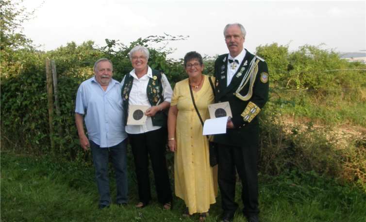 Die erfolgreichen Schützen (v.l.): Albert Wagner mit seiner Ehefrau und Vogelkönigin Renate Porz und Ehefrau Walburga mit dem zweiten Ritter Gerhard Greßler. privat