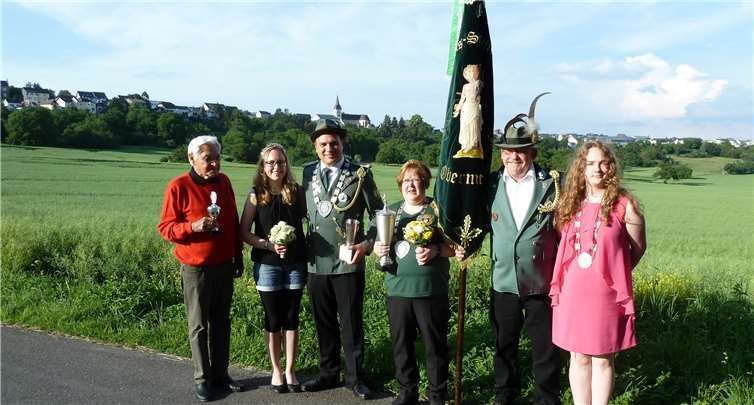 Die erfolgreichen Schützen (von links): Bürgerkönig Alfred Caspar, Lina und Christoph Nolden, Schützenkönigin Bianca Osiecki, Joachim Bersching, Jugendprinzessin Michelle Osiecki.