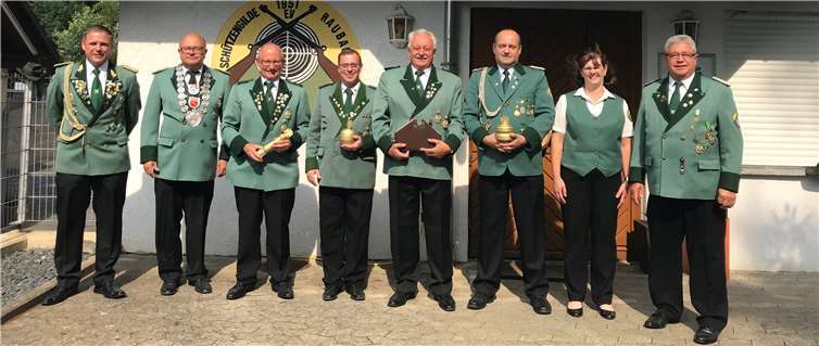Die erfolgreichen Schützen (von links): Vorsitzender Sascha Vohl, der amtierende Schützenkönig Hans-Jörg Hoffmann, Bernd Haberscheidt (Zepter), Björn Müller (Reichsapfel), Dieter Körfer (Schweif und Stammtischpokal), Markus Kohl (Krone), Karina Dreser (Ehrenscheibe und Pokal Damen) und Ehrenvorsitzender Erwin Hoffmann (Ehrenscheibe Herren)privat.