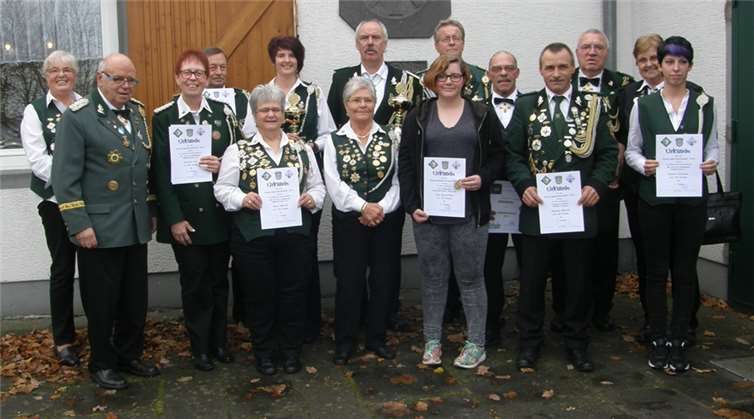Die erfolgreichen Schützenfrauen und Schützen mit Ehrenoberst Franz Willi Reutelsterz und Gattin Gisela.