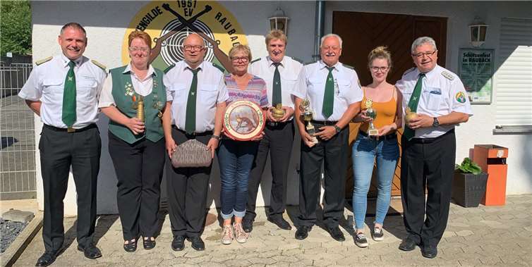 Die erfolgreichen Schützinnen u. Schützen (v.l.): 1. Vorsitzender Sascha Vohl, Nicole Schneider - Zepter, Hans-Jörg Hoffmann - Schweif, Jutta Hoffmann - Ehrenscheibe Damen, Fritz Herbert Fritsch - Krone, Dieter Körfer - Stammtischpokal, Serena Kellner - Damenpokal, Erwin Hoffmann (Ehrenvorsitzender) - Reichspafel, Markus Botte (nicht auf dem Bild) - Ehrenscheibe Herren.Foto: privat