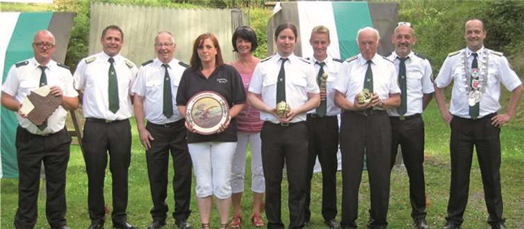 Die erfolgreichen Schützinnen u. Schützen (v.l.) Hans-Georg Adams - Schweif, 1.Vorsitzender Sascha Vohl, Geschäftsführer Jürgen Schmidt, Manuela Bockmühl - Ehrenscheibe Damen, Ellen Körfer - Pokal Damen, Hendrik Hoffmann - Reichsapfel, Kevin Romich - Zepter, Martin Backhaus - Krone, Mike Broszeit - StammtischPokal und Markus Kohl, amtierender Schützenkönig. Es fehlt Hans Vohl, Sieger der Ehrenscheibe. privat