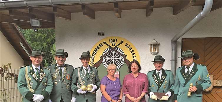 Die erfolgreichen Schützinnen und Schützen (v.li.):1.Vorsitzender Sascha Vohl, Mike Broszeit - Stammtischpokal, Kevin Romich - Reichsapfel und Krone, Rita Romich - Ehrenscheibe Damen, Margret Hoffmann - Pokal Damen, Bernd Haberscheidt - Schweif, Hans-Jörg Hoffmann - Zepter. Es fehlt Michael Schumann, Sieger der Ehrenscheibe.privat