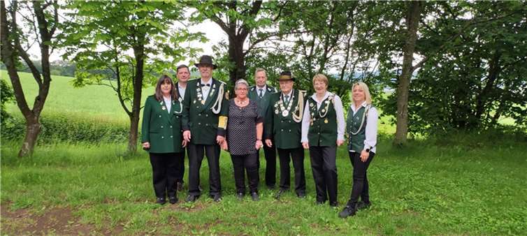 Die erfolgreichen Schützinnen und Schützen am Königsschießen nach der Siegerehrung (v.l.): I. Nürnberg, H. Oswald, Scheibenkönig G. Greßler mit Königin Walburga, Vogelkönig W. Rüber, H. Schneider, 2. Brudermeisterin B. Schneider.  Foto: Katja Brohl
